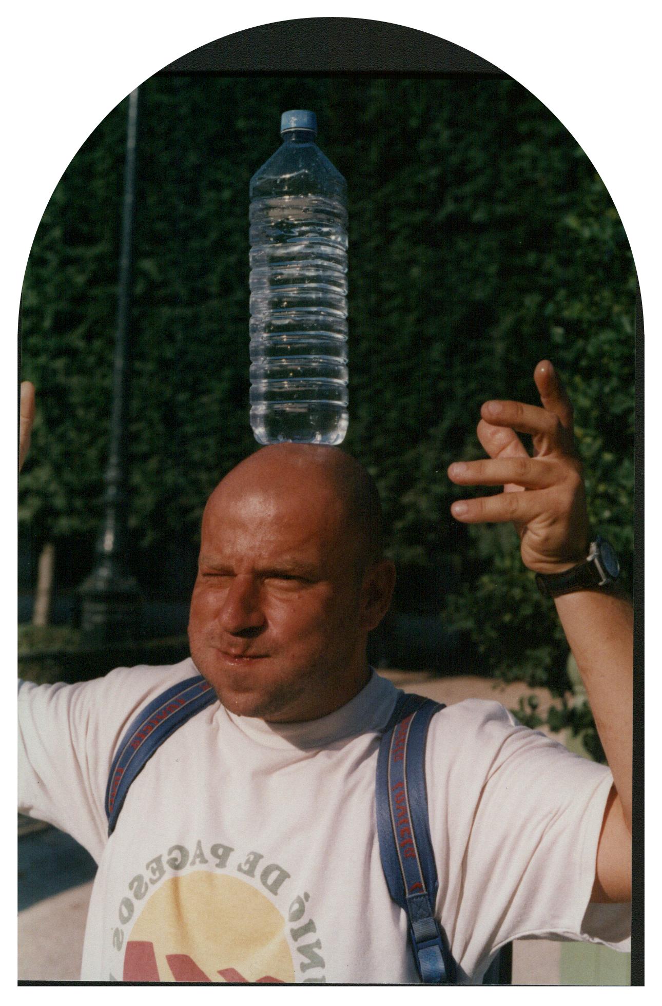 in questa foto marco fa l'imitazione di una fontana tenendo in testa una bottiglia piena d'acqua!